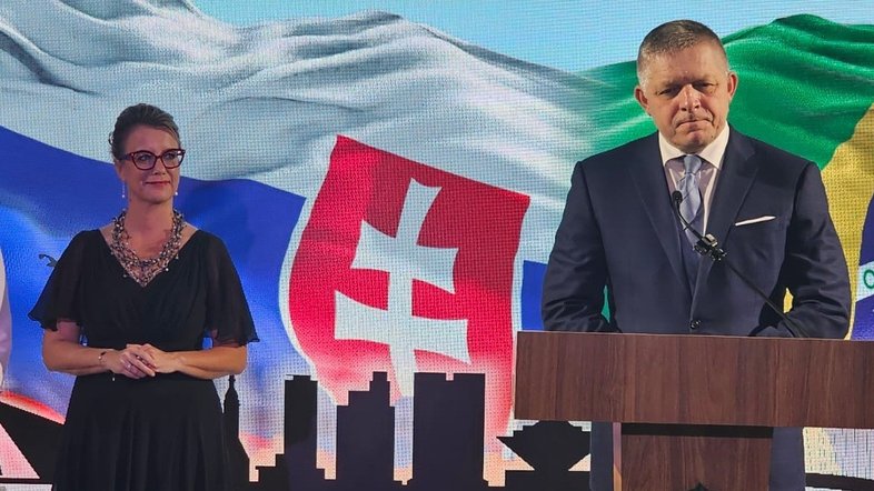 A embaixadora Katarina Tomkova e o primeiro-ministro da Eslováquia, Robert Fico