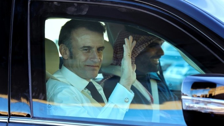 Após a provável queda do governo francês, o que Macron pode fazer?