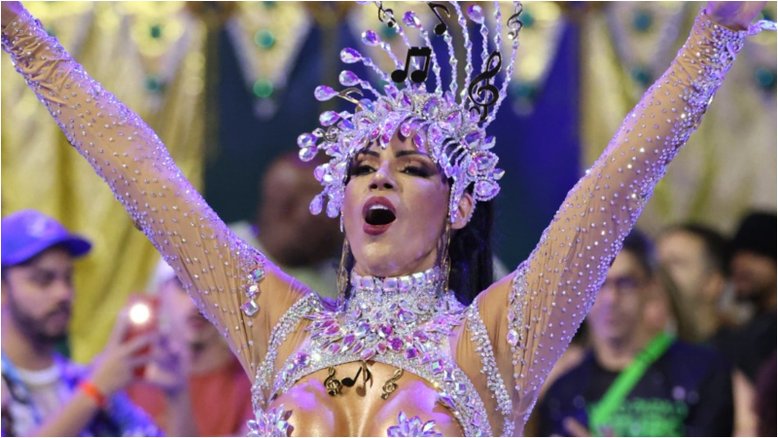 Alice Alves surge coberta por 20 mil cristais e ouro em desfile na Cidade do Samba, no Rio de Janeiro