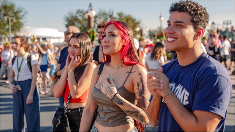 Ex-'A Fazenda', Alicia X curte férias com amigos em Orlando, nos EUA