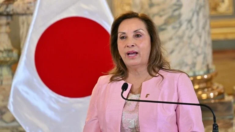 Cirurgia de nariz ameaça presidência de Dina Boluarte no Peru