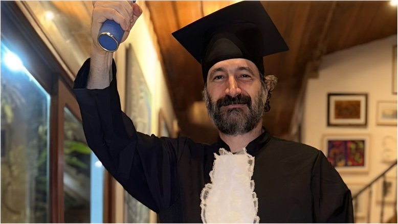 Glow News - Após Caco Ciocler conclui faculdade de biologia, veja famosos formados em outras profissões