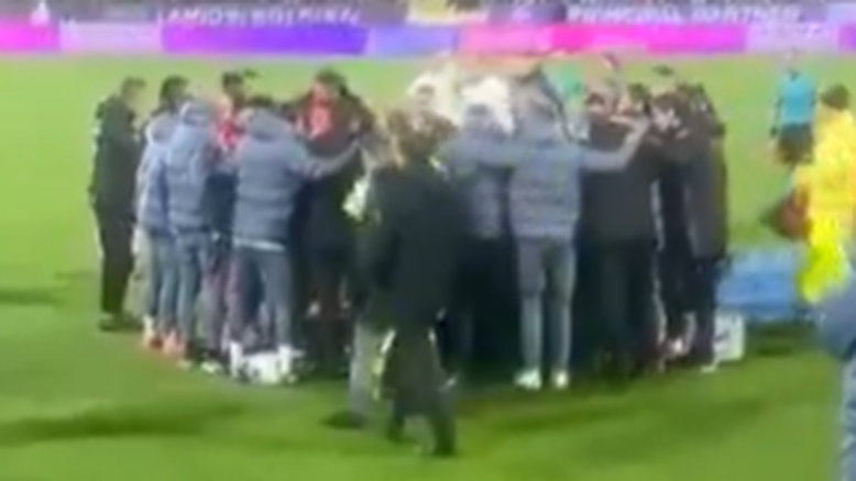 Jogador da Fiorentina passa mal e desmaia durante partida do Campeonato Italiano