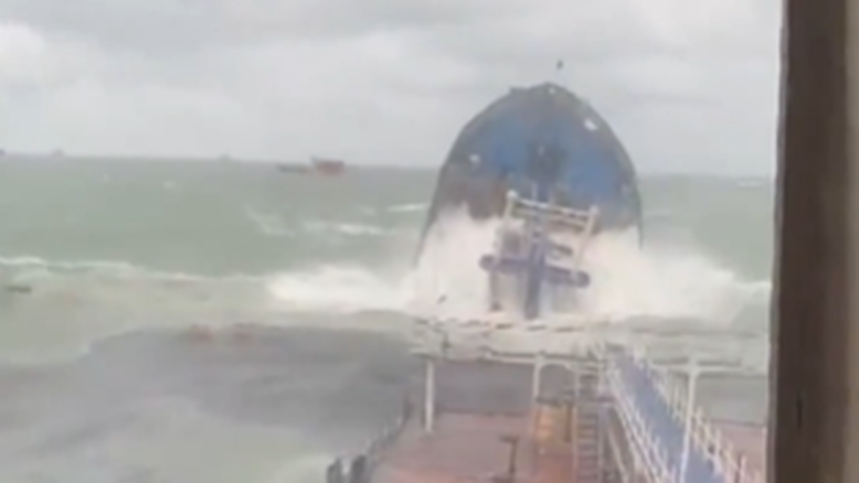 Navio russo parte ao meio e vaza toneladas de petróleo no Estreito de Kerch; veja vídeo