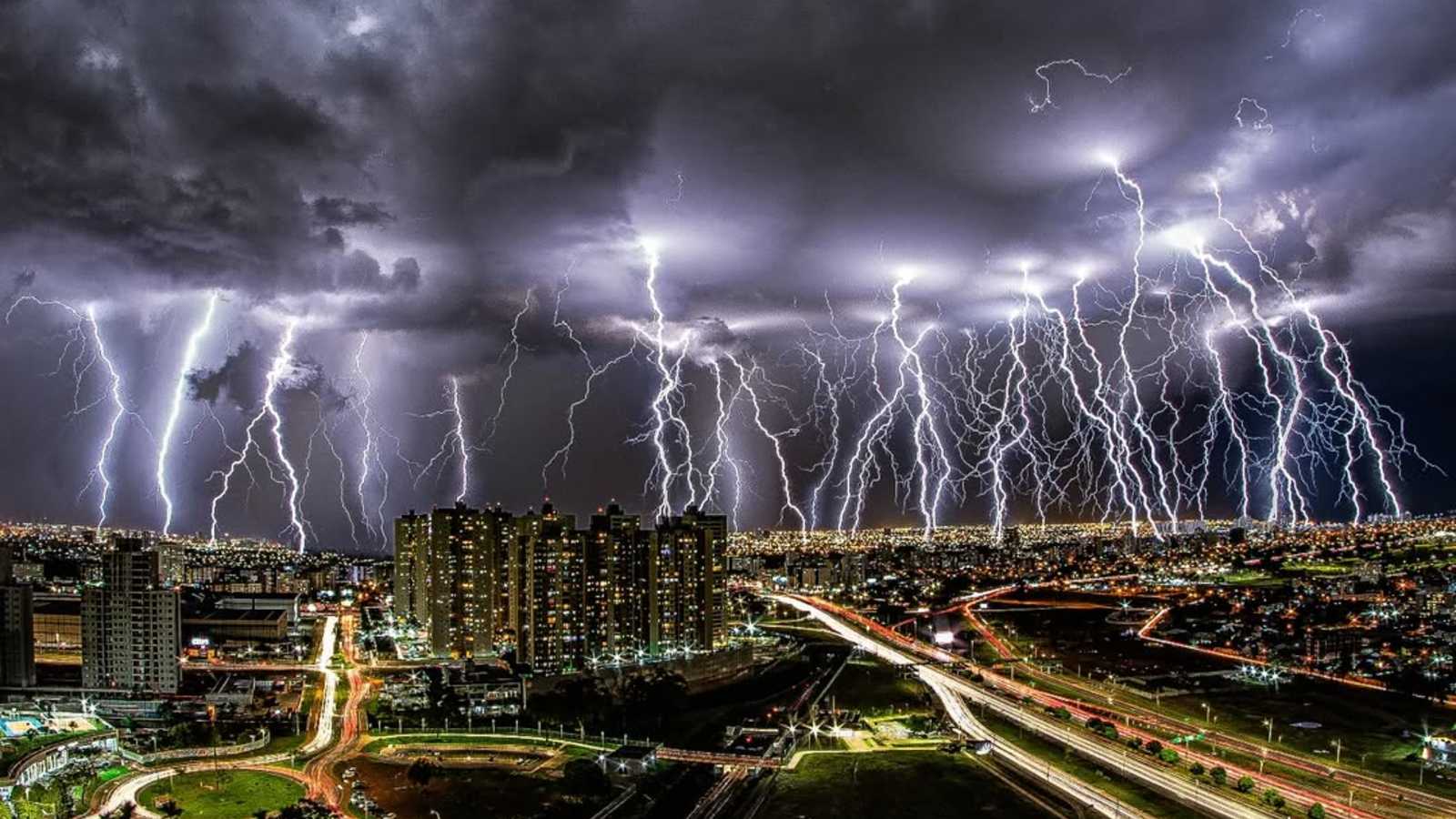 Fotógrafo viraliza com foto de 'chuva de raios' no DF