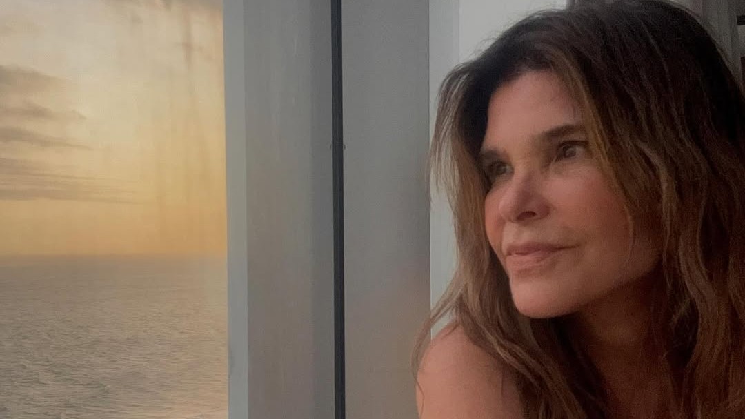 Cristiana Oliveira posa de topless em varanda e reflete sobre a chegada aos 61 anos