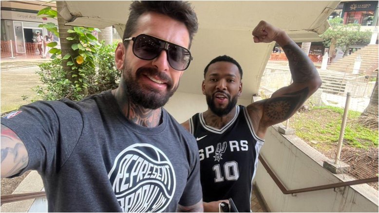 Tatuador de celebridades já tatuou em 18 países diferentes e relembra perrengues durante as viagens