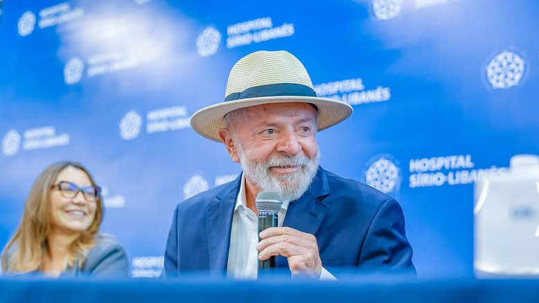 Lula apareceu de chapéu em entrevista coletiva após alta hospitalar