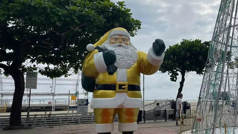 Prefeitura de Balneário Camboriú (SC) veste Papai Noel de verde e amarelo