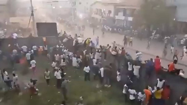 Pessoas se aglomeram em Nzerekore após confrontos em partida de futebol