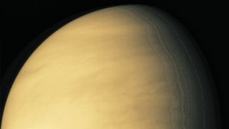 Esta imagem, feita em luz visível pela sonda Galileo, mostra o quão nublado é o planeta Vênus. Muito semelhante à Terra em tamanho e massa - e, por isso, é muitas vezes referido como seu planeta irmão - Vênus tem um clima bastante diferente. As nuvens espessas e a proximidade ao Sol (apenas Mercúrio está mais próximo) o tornam um planeta muito quente e inóspito para a vida. Quando Vênus está visível na Terra, geralmente é o objeto mais brilhante no céu, depois do Sol e da Lua. Muitas coisas sobre Vênus ainda permanecem desconhecidas, incluindo a causa de suas misteriosas explosões de ondas de rádio