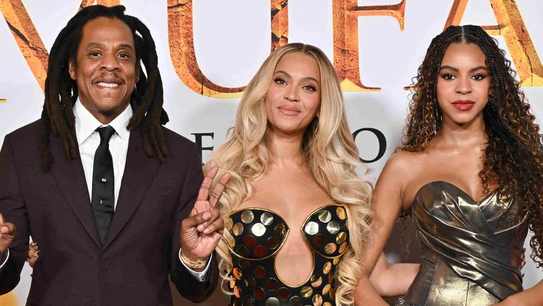 Jay-Z e Beyoncé posam ao lado da filha Blue Ivy
