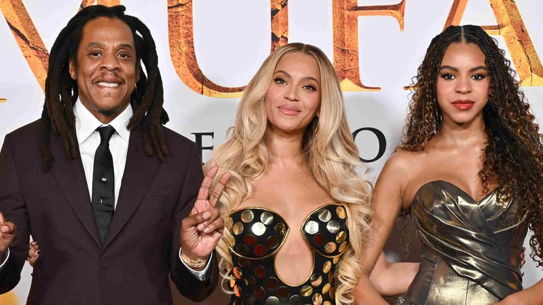 Jay-Z e Beyoncé posam ao lado da filha Blue Ivy