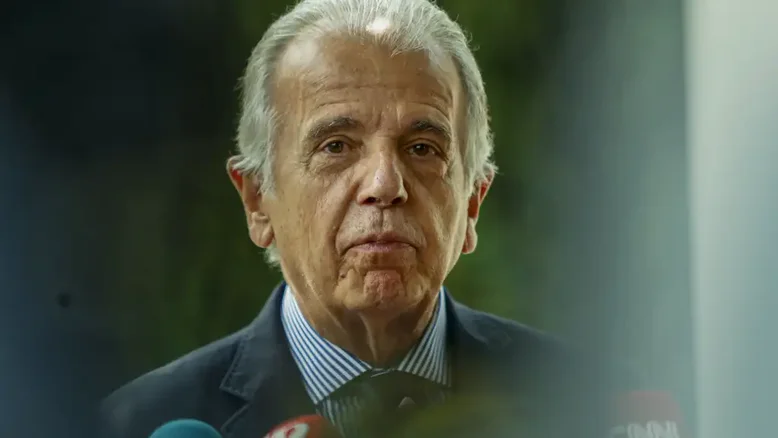Ministro da Defesa José Mucio concede entrevista a imprensa na frente da casa do presidente Lula Pinheiros. Foto: Paulo Pinto/Agência Brasil