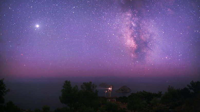 Na foto acima, vê-se uma serena paisagem marítima da Turquia, em agosto de 2009. O Farol Gelidonya é o destaque do primeiro plano, diante do Mar Mediterrâneo. À esquerda, Júpiter é o ponto mais brilhante do céu, estando com a sua luminosidade máxima, uma vez que está do mesmo lado do Sol que a Terra. À direita, a faixa da Via Láctea desaparece em uma névoa atmosférica distante, acima do horizonte. Nesta semana, Júpiter chegará ao ponto onde fará oposição ao Sol e, assim como na ocasião da imagem retratada, aparecerá ainda mais brilhante no céu noturno
