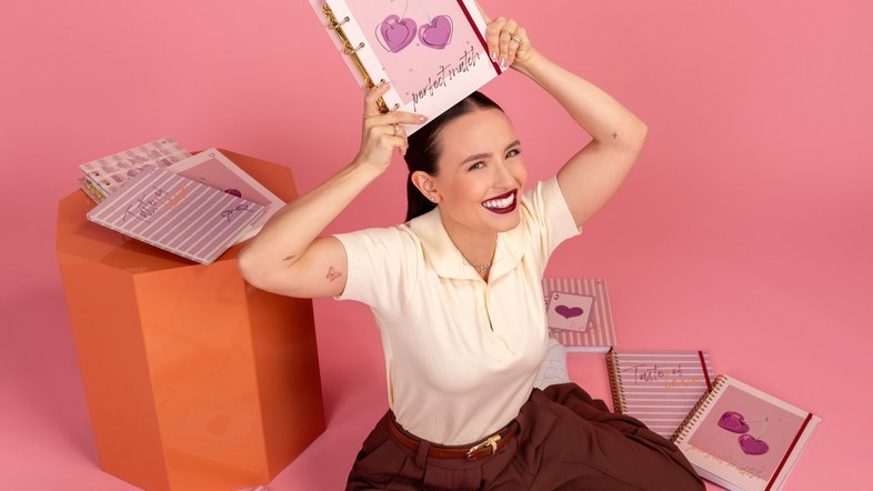 Larissa Manoela lança sua própria coleção de cadernos