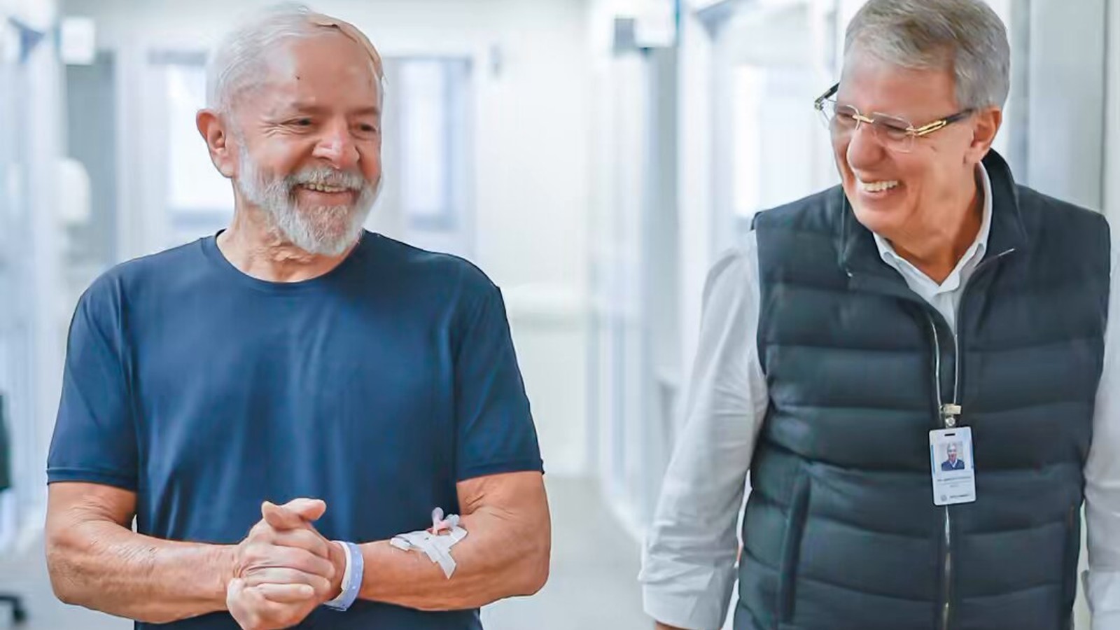 Lula caminha por hospital ao lado do médico Marcos Stavale