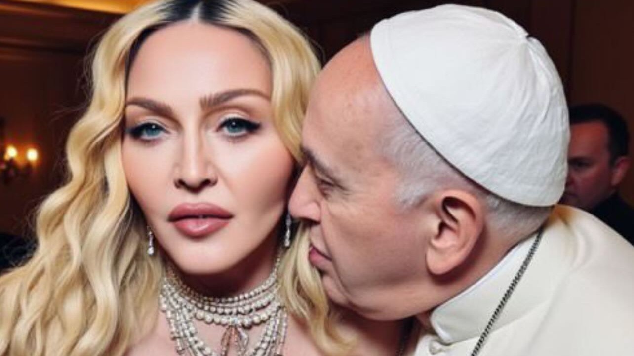 Madonna publica foto de IA abraçada e de 'chamego' ao papa Francisco