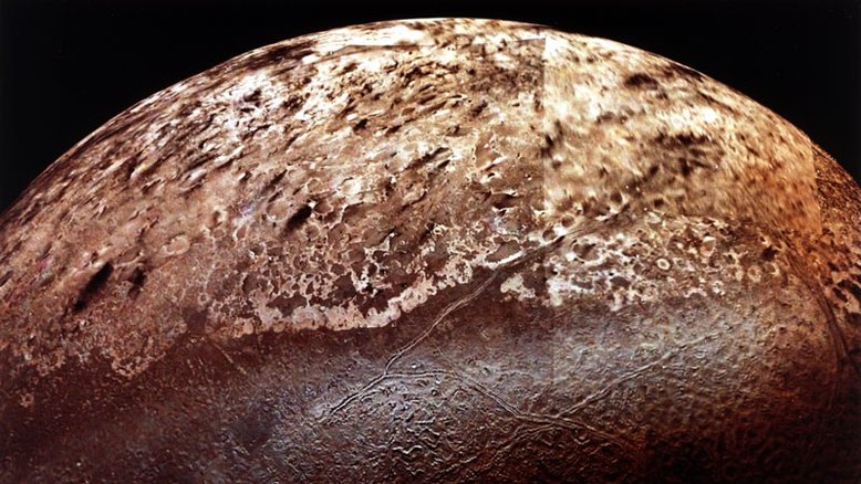 Em outubro de 1846, William Lassell observou o recém-descoberto planeta Netuno para confirmar os indícios de que o planeta também tinha um anel. Contudo, ao descobrir que Netuno também tinha um satélite natural - batizado de Tritão -, Lassell logo afirmou que o anel observado era produto de uma distorção de seu telescópio. Esta imagem de Tritão foi tirada, em 1989, pela única nave espacial que já passou por lá: a Voyager 2. Tritão tem uma atmosfera fina e vulcões de gelo, exibindo órbita e rotação peculiares. Ironicamente, a Voyager 2 também constatou a existência de anéis em torno de Netuno, mas estes, bastante finos, certamente estiveram invisíveis para Lassell e seu telescópio