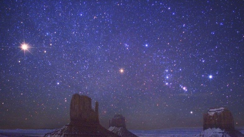 Nesta paisagem do Monument Valley, nos EUA, registrada em dezembro de 2007, o planeta Marte aparece, à esquerda, como o brilhante ponto laranja que é o objeto que mais se destaca no quadro. À direita de Marte, está a Constelação de Órion. Betelgeuse, a estrela avermelhada que é também a Alfa e principal deste conjunto estelar, está perto do centro. O Cinturão de Órion e a Nebulosa de Órion estão mais à direita. Por fim, a brilhante estrela azul e Beta da constelação dedicada ao mítico caçador, Rigel, domina a visão da porção mais à direita da imagem