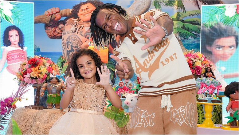 Mc Kekel comemora aniversário da filha com festa temática da Moana