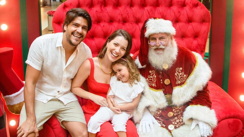 Nathalia Dill posa com a família