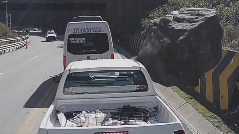 Pedra gigante caiu sobre carro em uma estrada no Peru
