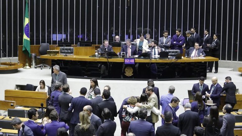 Câmara nega ilegalidades, mas não vai recorrer de decisão do STF sobre emendas