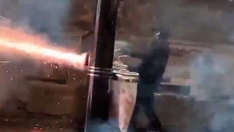 Manifestantes usam fogos de artifícios contra polícia na Geórgia; veja vídeo