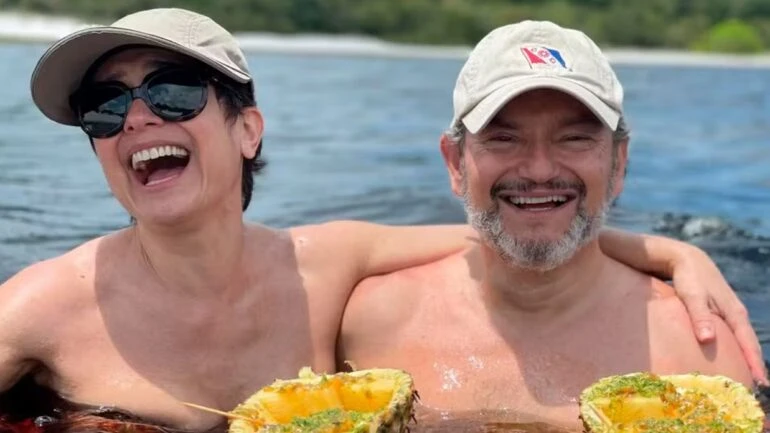 Sandra Annenberg posa ao lado do marido Ernesto Paglia