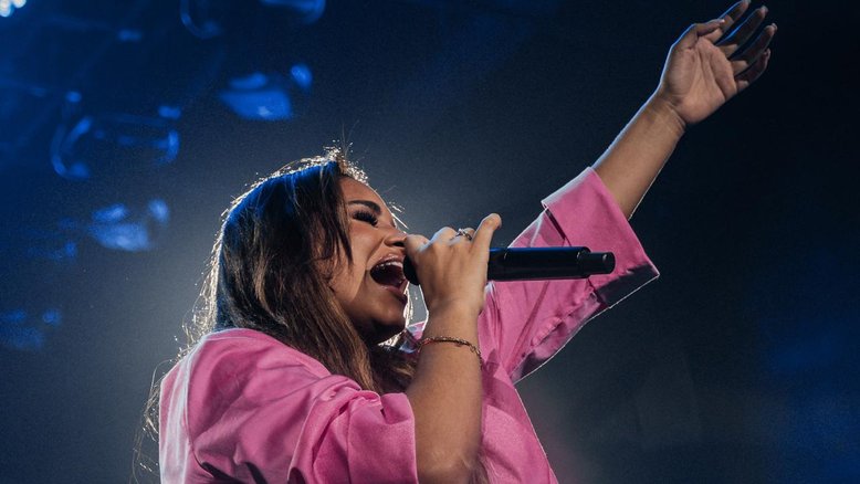 Sarah Beatriz encerra o ano com lançamento de faixa autoral 'O Grande Eu Sou'