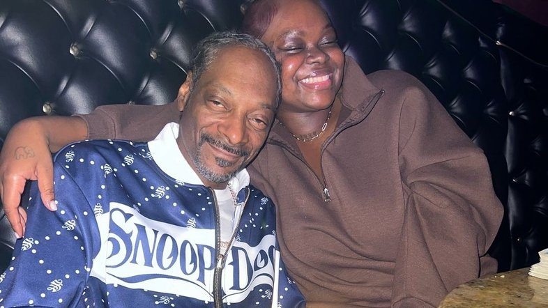 Snoop Dogg, de 53 anos, posa ao lado da filha, Cori Broadus, de 25