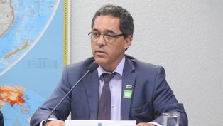 Reitoria da UnB rejeitou demissão e suspendeu por 15 dias professor acusado de beijar colegas à força