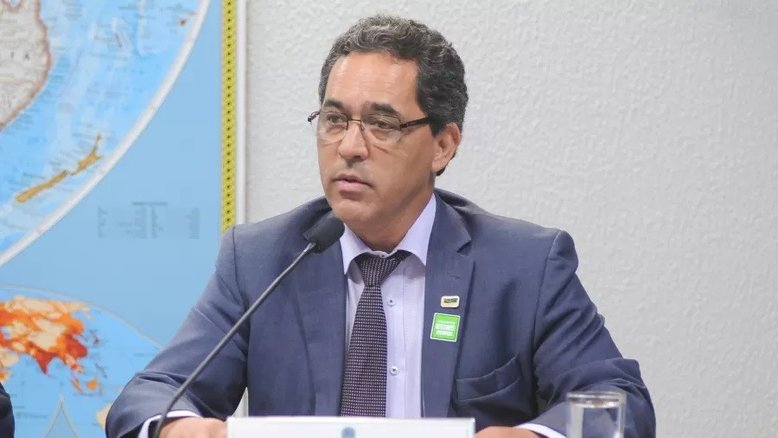 Reitoria da UnB rejeitou demissão e suspendeu por 15 dias professor acusado de beijar colegas à força