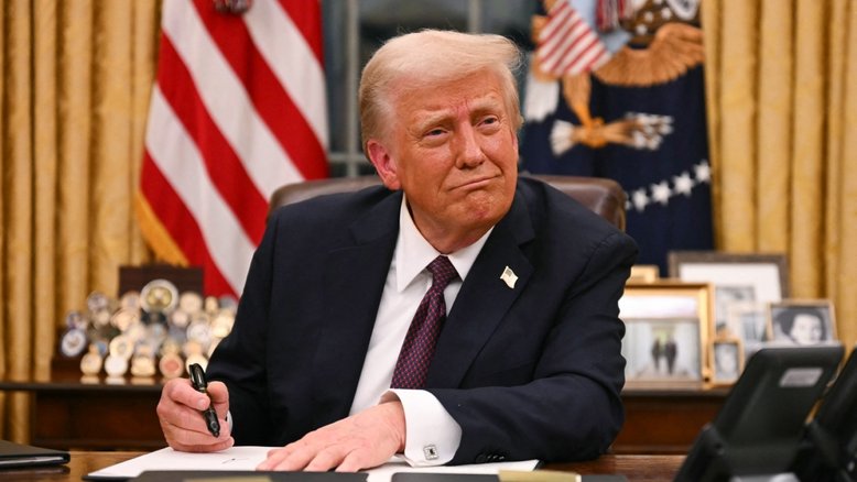 Donald Trump assina decretos no Salão Oval