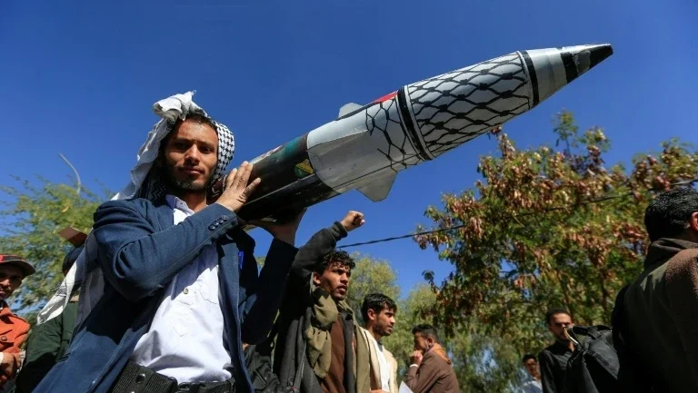 Bombardeios israelenses deixam 16 mortos em Gaza e Israel diz ser alvo de ataques