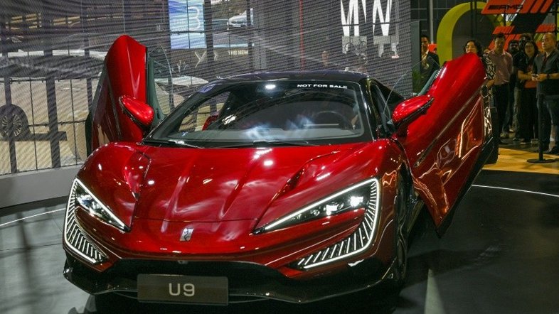 EUA proíbe veículos conectados que incluam tecnologia chinesa ou russa