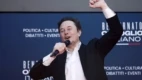 Elon Musk celebra sorridente com um braço para o alto