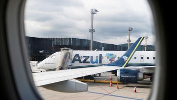 Avião da Azul fabricado pela Embraer no Aeroporto Internacional de São Paulo, em Guarulhos (SP)