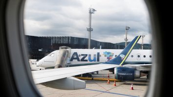 Avião da Azul fabricado pela Embraer no Aeroporto Internacional de São Paulo, em Guarulhos (SP)