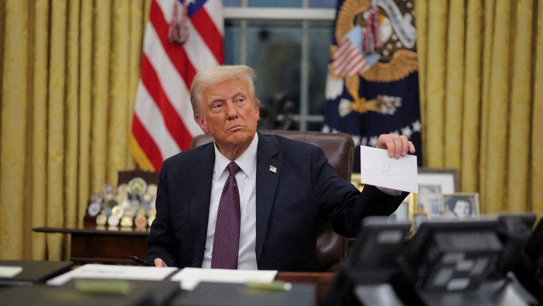 Donald Trump segura carta de Joe Biden durante posse no Salão Oval, onde deu ordens executivas
