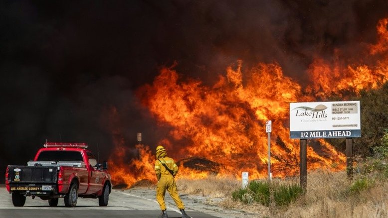 Bombeiros avançam para conter novo incêndio na região de Los Angeles