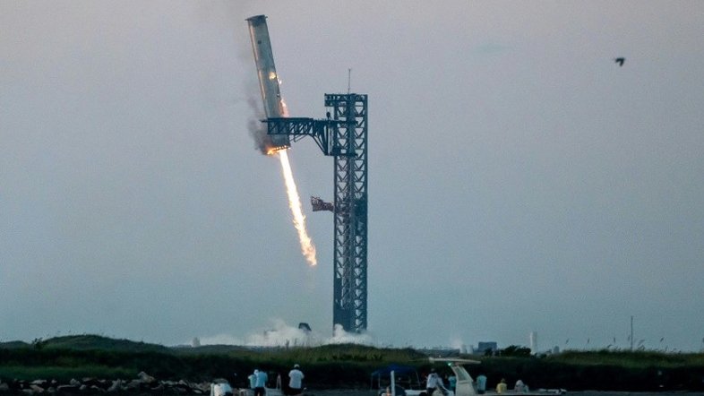 Megafoguete da SpaceX, pronto para o sétimo voo de teste