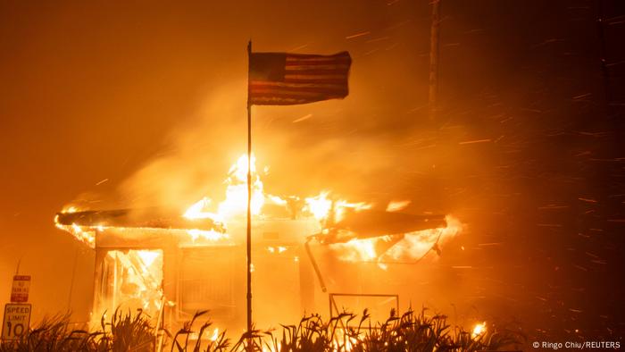 Incêndios na Califórnia geram rastro de destruição e afetam 130 mil pessoas