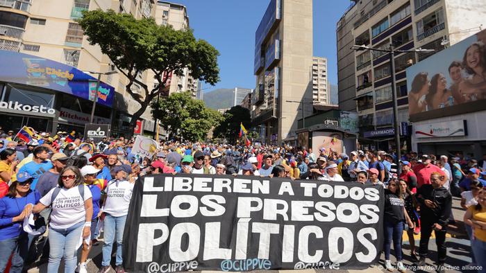 Venezuela aperta cerco contra opositores antes da posse de Maduro