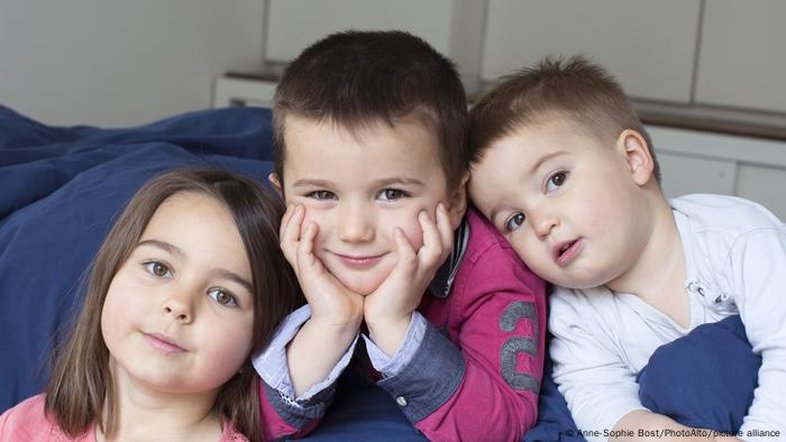 Irmãos do meio são mais humildes e honestos, sugere pesquisa