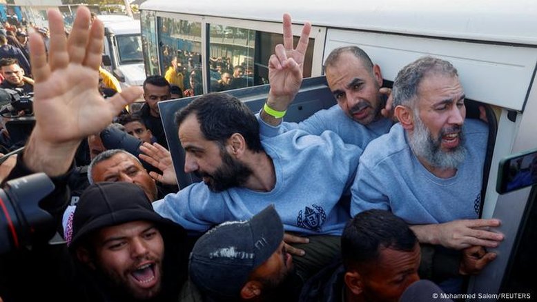 Hamas liberta mais quatro reféns, Israel solta 200 palestinos