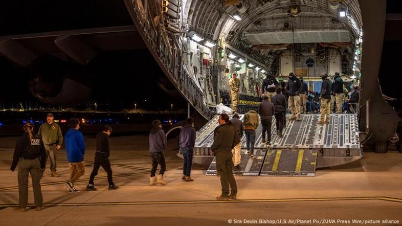 Colômbia bloqueia entrada de aviões com imigrantes deportados dos EUA