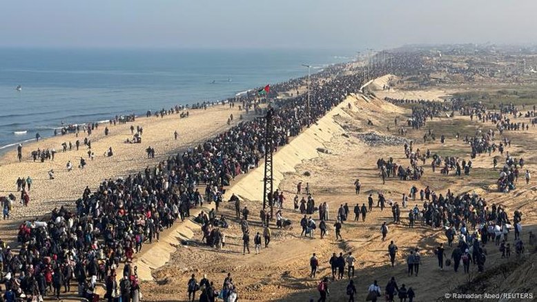 Israel libera estradas e palestinos formam 'corredor humano' para norte de Gaza