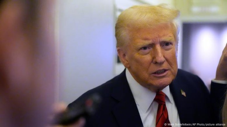 Juíza suspende ordem de Trump de pausar repasses sociais federais